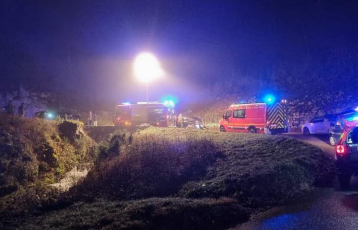 Habe geschworen. Auto liegt in der Kurve auf der Seite, der Verkehr ist komplett blockiert