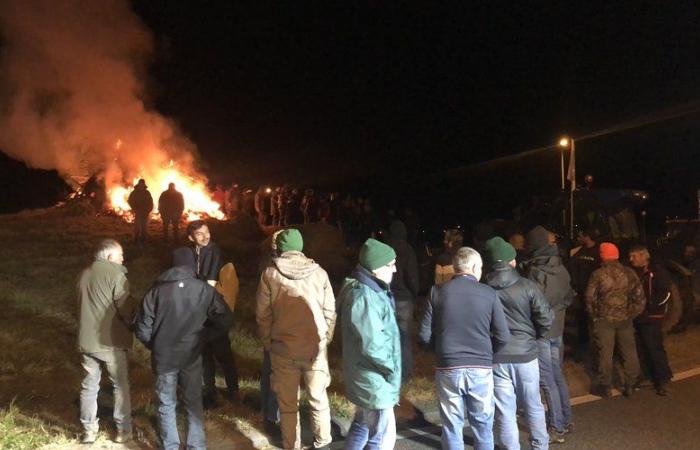 Wut der Bauern in Ariège: brennender Kreisverkehr, Filterdämme… „Wenn sich nichts ändert, ist für den 12. Dezember eine regionale Mobilisierung geplant“