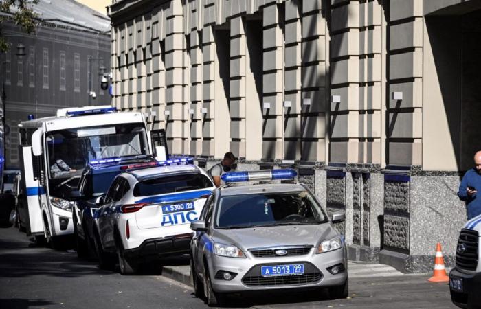 Ein Mann schlägt die Tochter seines Nachbarn und wirft sie den Schweinen vor