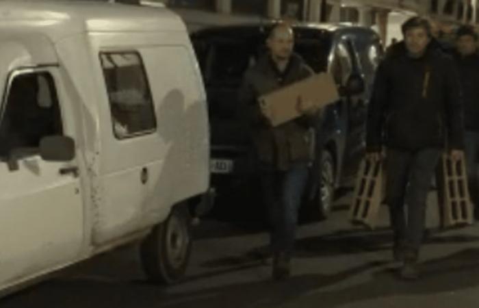 Rund hundert Demonstranten errichten eine Betonmauer vor einem Forschungsinstitut in Paris