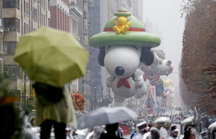 Broadway-Stars singen und tanzen bei der verregneten Thanksgiving-Parade in NYC