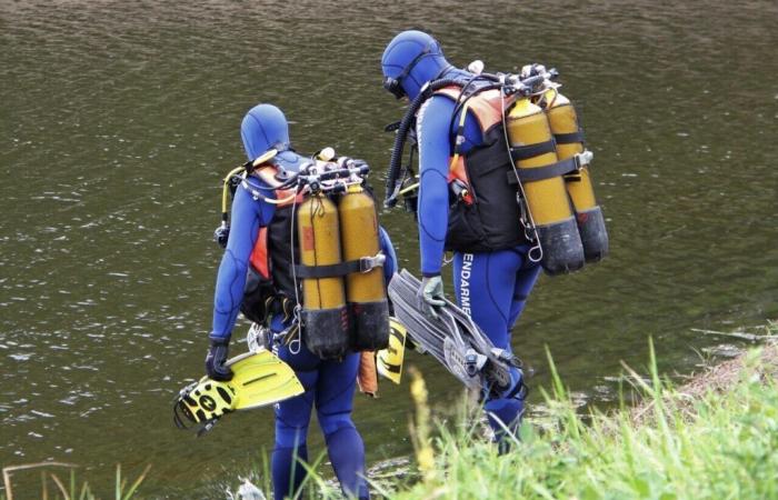 der leblose Körper eines Babys, der in einem Teich gefunden wurde