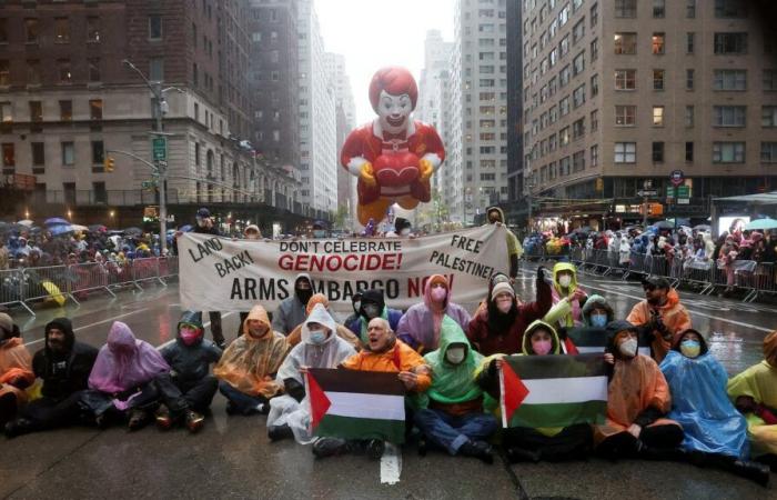 Pro-palästinensische Demonstranten wegen Unterbrechung der Thanksgiving-Parade verhaftet