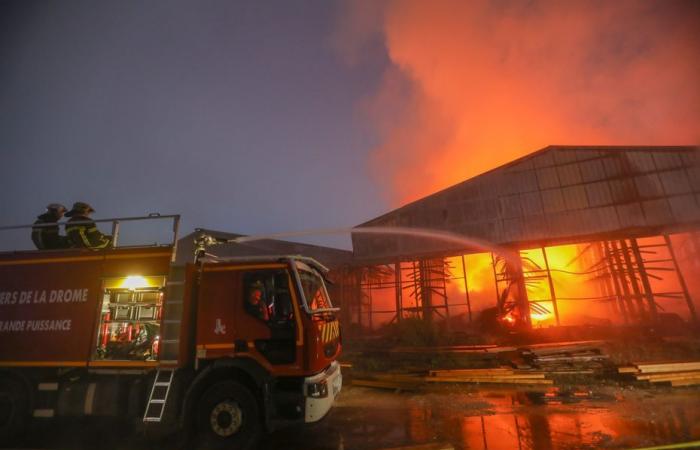 Zwei durch einen Brand zerstörte Industriegebäude in der Drôme