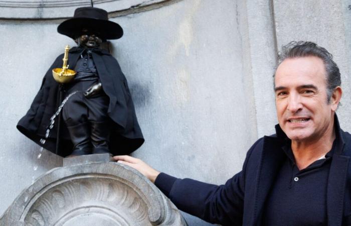 das berühmte Manneken Pis, verkleidet als Zorro