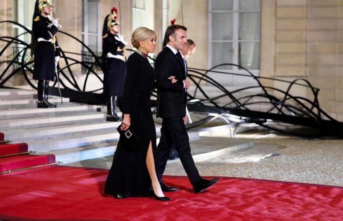 Schlitzkleid und Stiletto-Absätze, Brigitte Macron elegant für ein neues Staatsdinner