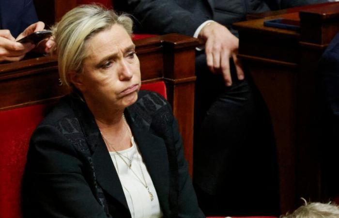 Marine Le Pen urteilt, dass Michel Barniers Zugeständnisse „ein ohnehin schon katastrophales Defizit noch verschärfen“