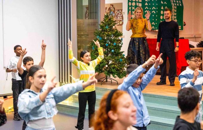 Königin Máxima nimmt an den Abschlussproben einer Grundschule teil, bevor sie an der großen Weihnachts-Musical-Gala teilnimmt