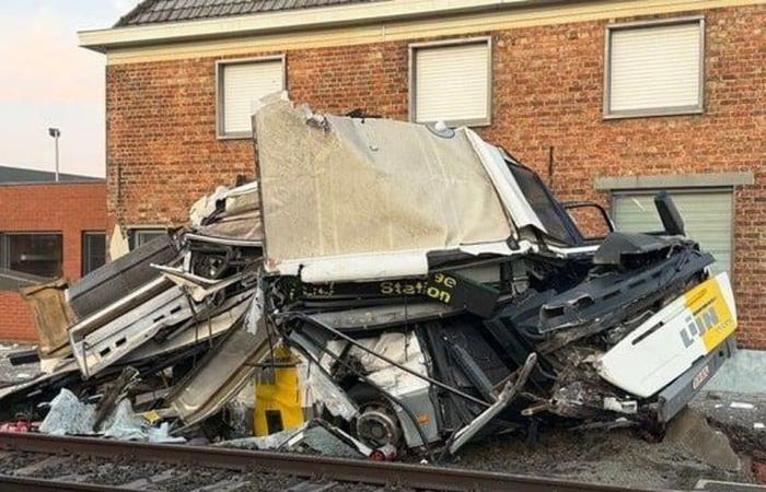 Zug rammt stehenden Lijnbus am Bahnübergang, Infrabel antwortet: „Unfall hätte vermieden werden können“