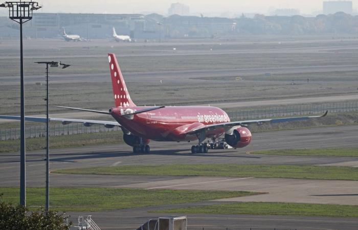 Ein Airbus A330 eröffnet trotz der Folgen der globalen Erwärmung eine neue Flugroute für den Grönland-Tourismus