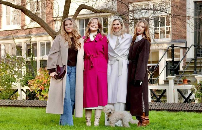 Die niederländische Königsfamilie posiert mit ihrem Hund im Amsterdamer Beginenhof für das traditionelle Fotoshooting zum Jahresende