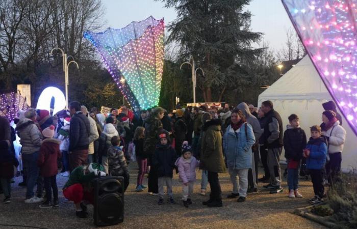 Schnee und Rodelbahn am Weihnachtsmarkt