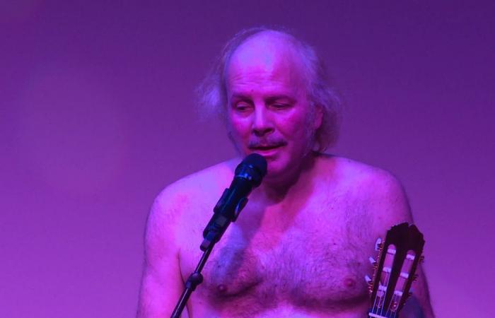 VIDEO. Philippe Katerine nackt während seines Konzerts im Mucem zum Abschluss der Ausstellung „Paradis naturistes“