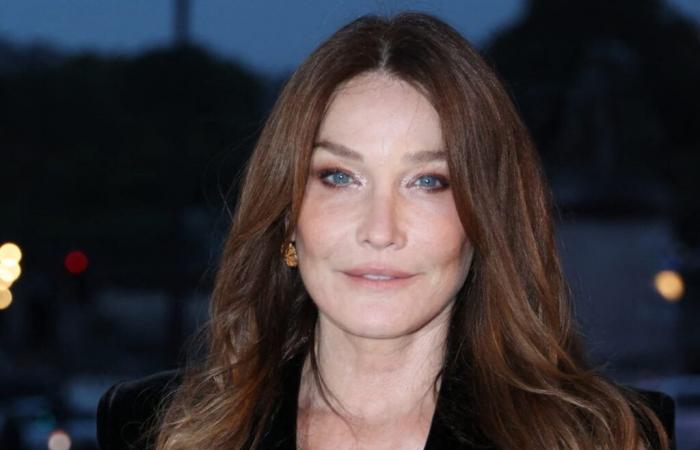 Mit der Enthüllung dieses seltenen Fotos aus den 90er Jahren bestätigt Carla Bruni ihren Status als Modeikone seit mehr als 25 Jahren