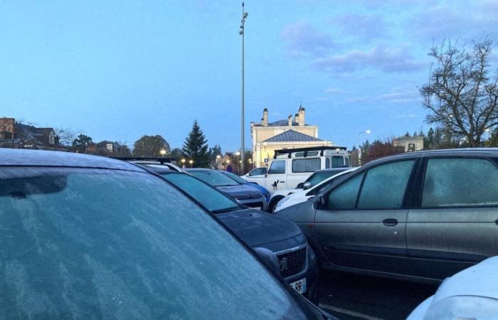 Vergrößert: Ist der Parkplatz an diesem Bahnhof in Orne wirklich belegt?