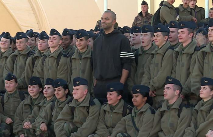 Tony Parker wurde als Held auf der Militärbasis 722 in Saintes begrüßt. Er teilt seine Erfahrungen mit Militärschülern