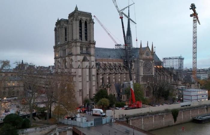 Welchen symbolischen Gegenstand werden die Weggefährten beim letzten Besuch von Emmanuel Macron an diesem Freitag erhalten?