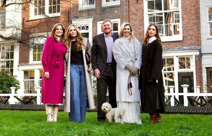 Die niederländische Königsfamilie posiert mit ihrem Hund im Amsterdamer Beginenhof für das traditionelle Fotoshooting zum Jahresende