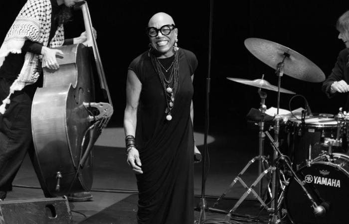 In Courbevoie sabotiert ein Zuschauer das Dee Dee Bridgewater-Konzert wegen eines Keffiyeh…