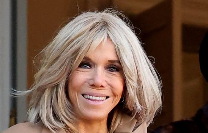 Im weißen Kittel, großem Schal und Fäustlingen hat Brigitte Macron einen bemerkenswerten Auftritt in Notre-Dame de Paris: Femme Actuelle Le MAG