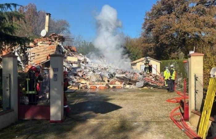 Starke Explosion in einem Haus: Ein Mann wird in den Trümmern gesucht