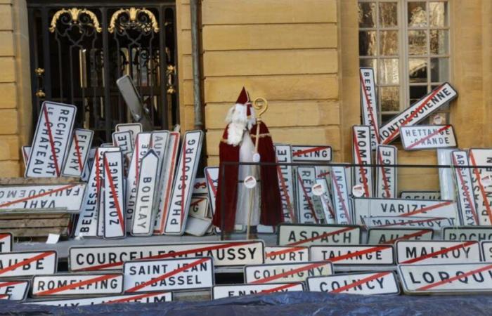 Hunderte Gemeindeschilder vor dem Rathaus von Metz