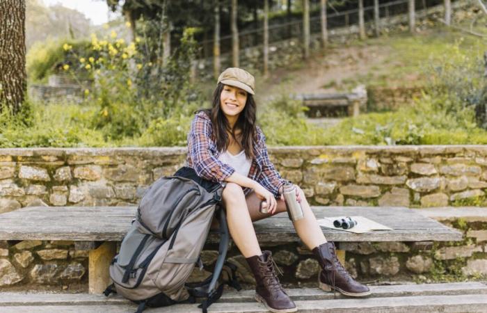 Geben Sie gefüllte Taschen in Geschäften in La Manche für Frauen in Not ab