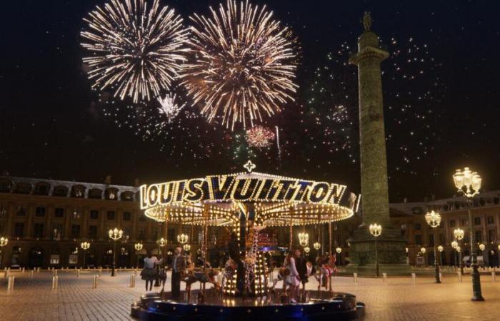 Zu Weihnachten wird am Place Vendôme ein überraschendes Karussell für Jung und Alt aufgebaut