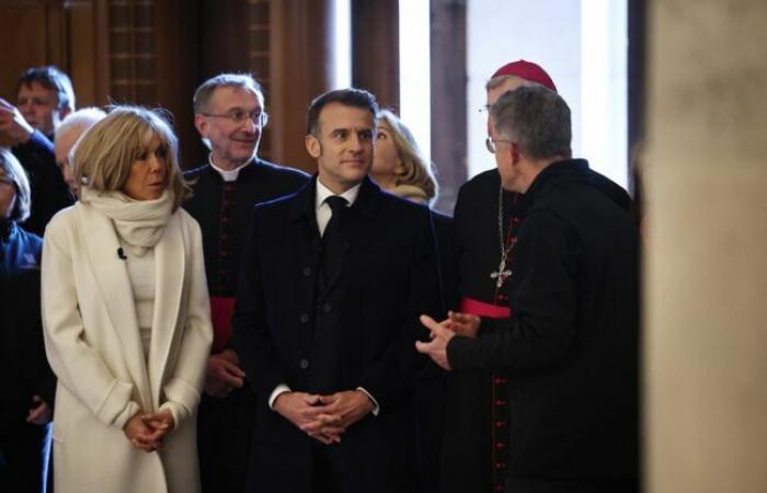 Im weißen Kittel, großem Schal und Fäustlingen hat Brigitte Macron einen bemerkenswerten Auftritt in Notre-Dame de Paris: Femme Actuelle Le MAG