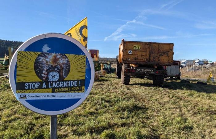 Rural Coordination 43 blockiert den Fangeas-Kreisverkehr auf der RN88