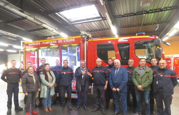 In Eure erhielten diese Feuerwehrleute ein neues Einsatzfahrzeug