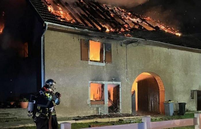 Pont-sur-l’Ognon. Ein Haus, das mitten in der Nacht durch einen Brand zerstört wurde