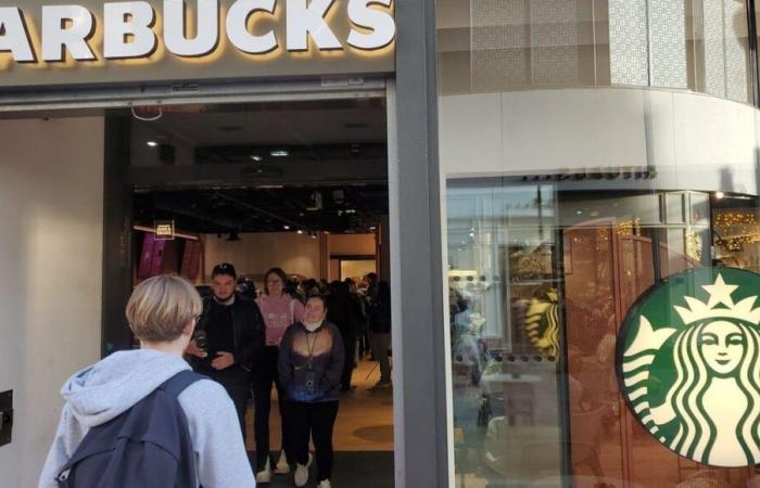 Le Mans: Das neue Starbucks ist zur Eröffnung voll