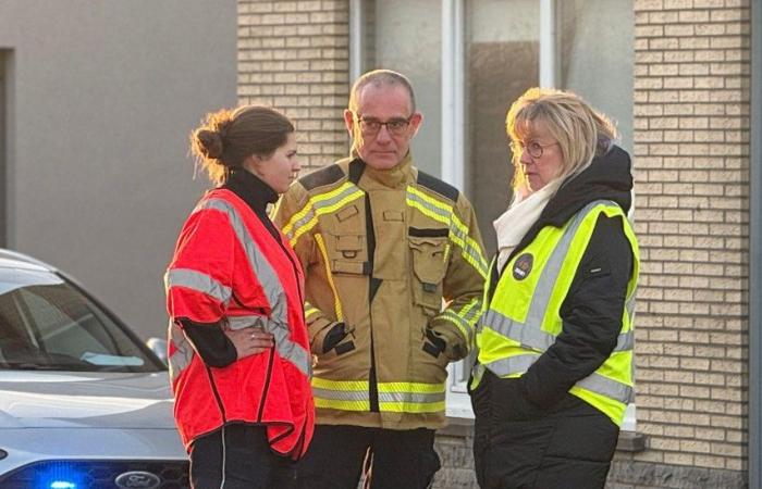 Zug rammt Linienbus, der auf den Gleisen stecken bleibt: „Es waren 20 Kinder an Bord, der Fahrer hat eine Katastrophe vermieden“ (Zedelgem)