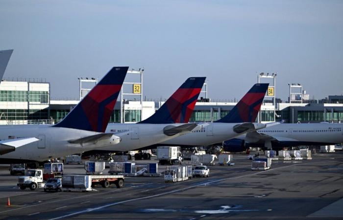 Passagier ohne Ticket nutzt einen Flug von New York nach Paris aus, indem er sich auf der Toilette versteckt