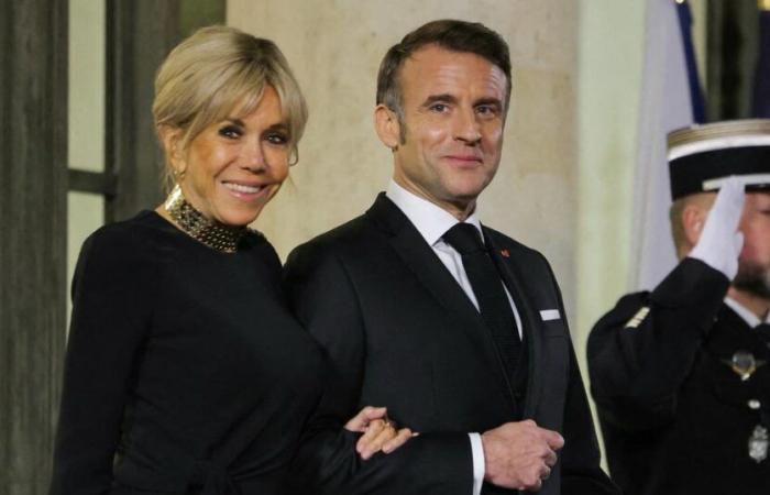 In einem geschlitzten schwarzen Kleid begrüßt Brigitte Macron das nigerianische Präsidentenpaar im Élysée