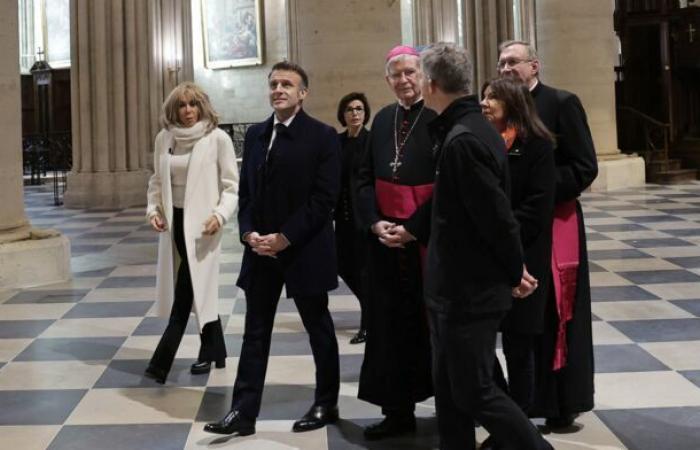 Im weißen Kittel, großem Schal und Fäustlingen hat Brigitte Macron einen bemerkenswerten Auftritt in Notre-Dame de Paris: Femme Actuelle Le MAG