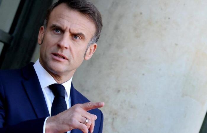 Die Gegner von Emmanuel Macron versammelten sich vor einem wichtigen Termin