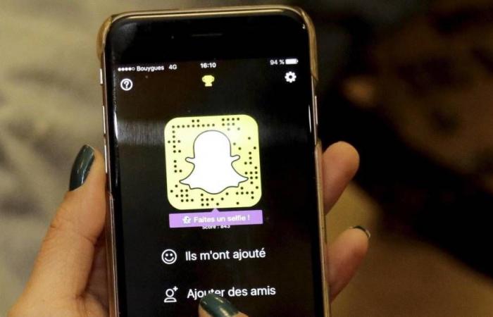 Drei Minderjährige, die verdächtigt werden, einen Lehrer und seinen Sohn auf Snapchat bedroht zu haben, wurden festgenommen