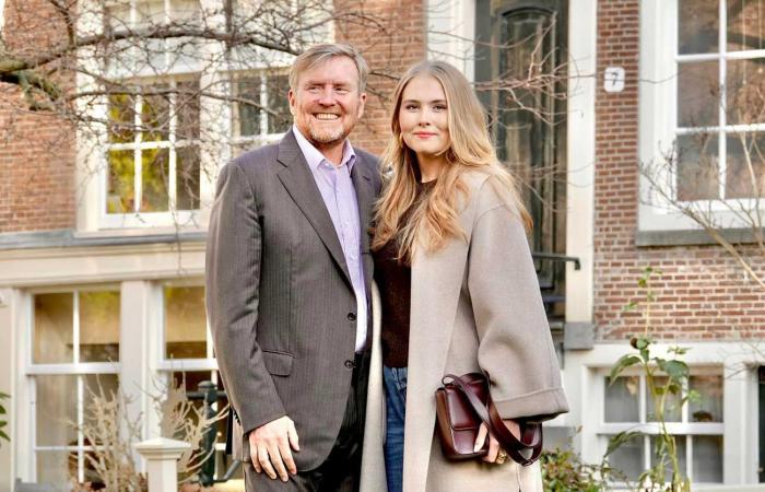 Die niederländische Königsfamilie posiert mit ihrem Hund im Amsterdamer Beginenhof für das traditionelle Fotoshooting zum Jahresende