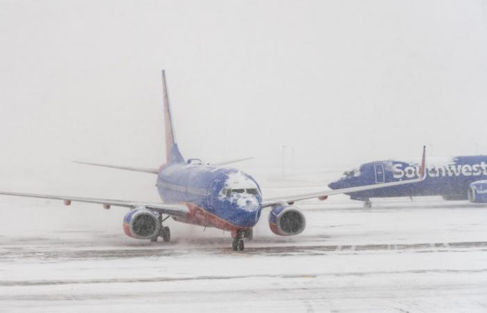 Mehr als 50 Flüge wurden gestrichen und 1.400 verspätet, als Winterstürme die USA heimsuchten