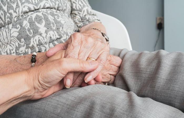 „Meine Mutter wollte nicht wie ein Gemüse im Pflegeheim enden“, so begleitete Antoine sie bis in den Tod in der Schweiz