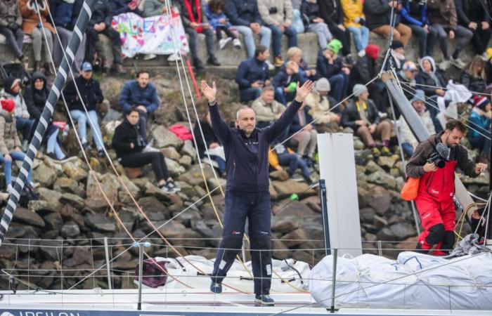 Allein mitten auf dem Atlantik rettet ein Vendée-Globe-Segler den Tag für seine Töchter in der Bretagne