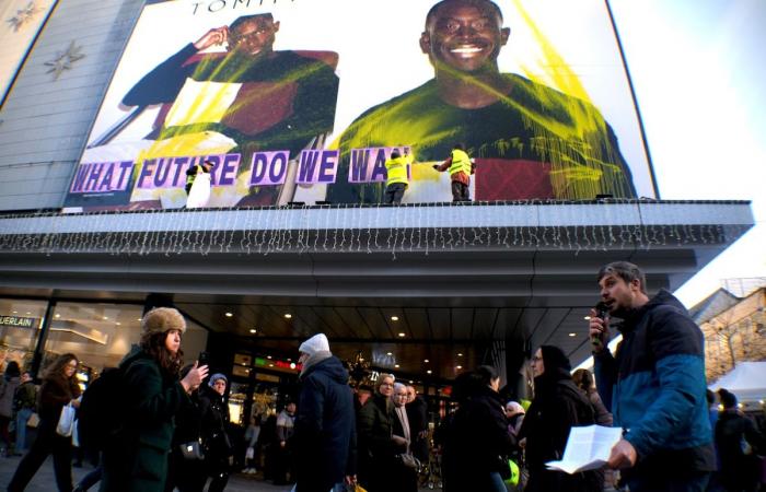 „Welche Zukunft wollen wir“? Aktivisten entfalten im Inno in der Rue Neuve ein Banner, um den übermäßigen Konsum am Black Friday anzuprangern (FOTOS)