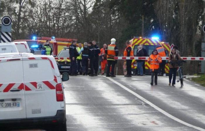 Ein Zug rammt auf einem Bahnübergang in Maine-et-Loire ein Auto