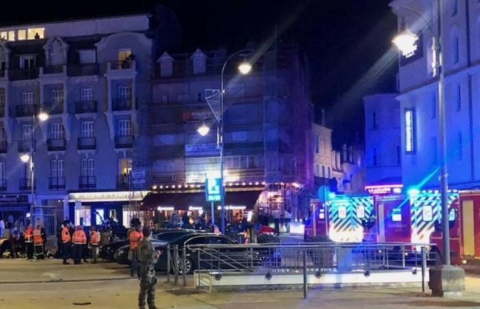 Der Gelenkvogel der Weihnachtsparade stürzt in der Menschenmenge in Trouville zusammen: 13 Menschen werden verletzt