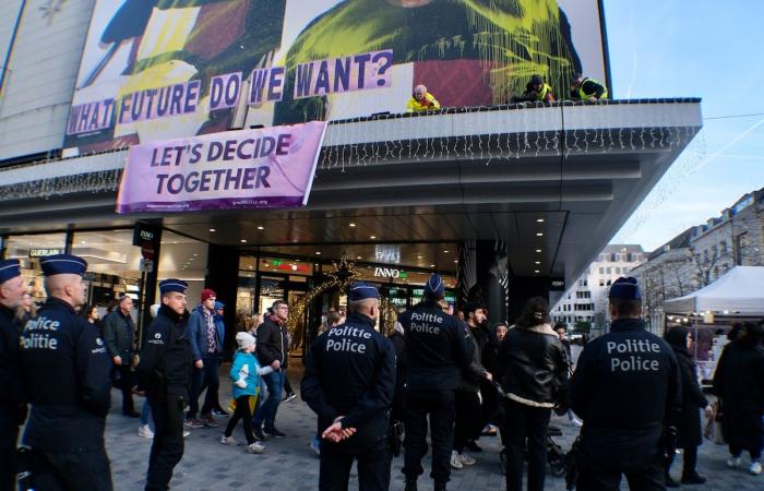 „Welche Zukunft wollen wir“? Aktivisten entfalten im Inno in der Rue Neuve ein Banner, um den übermäßigen Konsum am Black Friday anzuprangern (FOTOS)