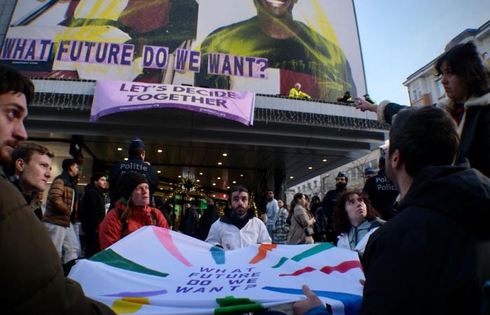 „Welche Zukunft wollen wir“? Aktivisten entfalten im Inno in der Rue Neuve ein Banner, um den übermäßigen Konsum am Black Friday anzuprangern (FOTOS)