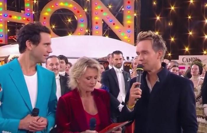 Cyril Féraud neckt Sophie Davant, die beim Telethon taumelt