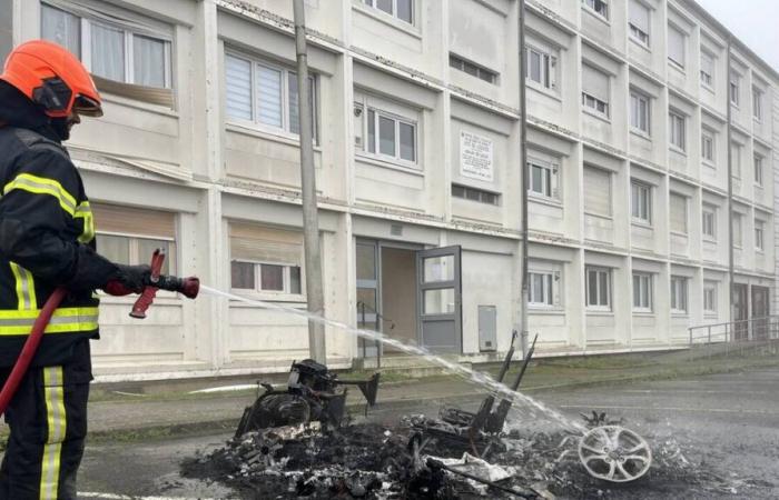 In Dinan wurde im Stadtteil Fontaine-des-Eaux ein Auto durch Flammen völlig zerstört